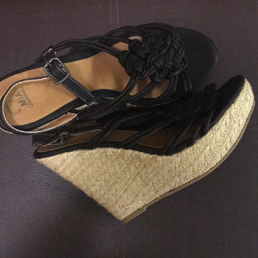 Black wedges